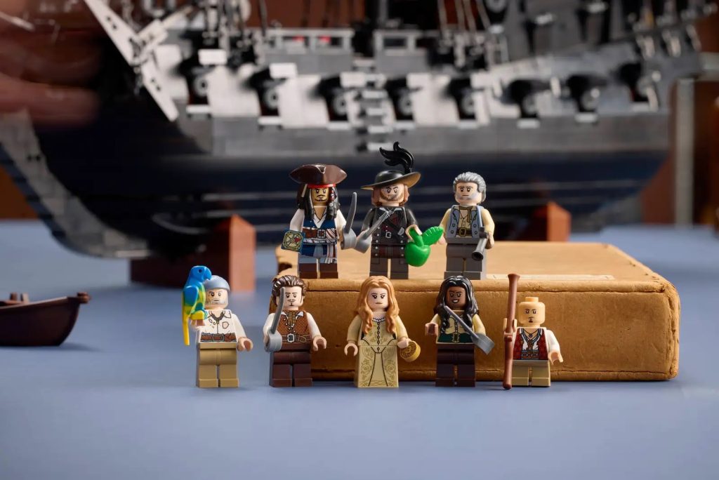 10365_Lifestyle_Build_04_en-gb – WDWINFO.COM Could This Be the Best New Disney x LEGO Build Ever? 10365_Lifestyle_Build_04_en-gb