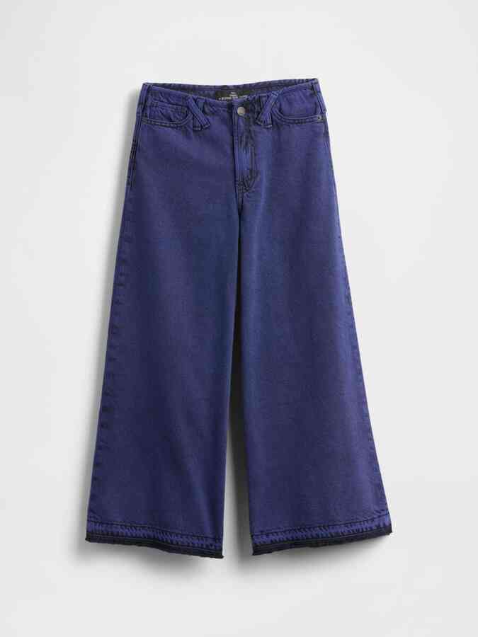 LAYDOWN โ WDWINFO.COM Check Out the NEW Gap x Disney Nightmare Before Christmas Merch Collection LAYDOWN