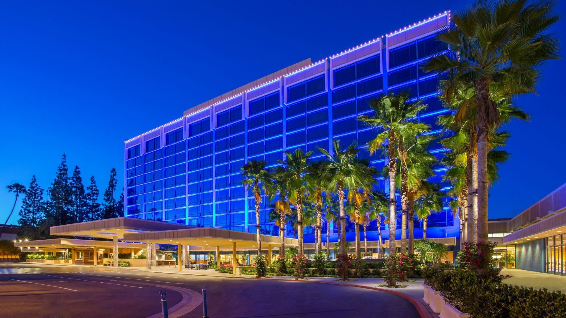 NEW Disneyland Hotel Discounts Save Up to 20% This Fall Disneyland-Hotel-Exterior