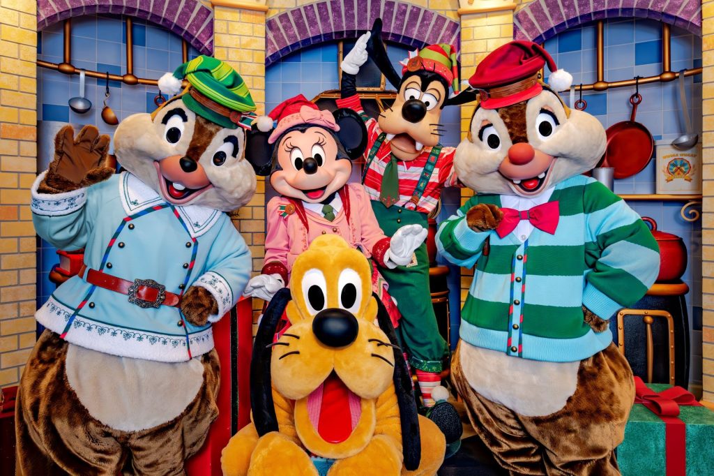 Holiday-Characters-at-Goofys-Kit – WDWINFO.COM Disney Holiday Magic Comes to the Table at Disneyland Resort Hotels Holiday-Characters-at-Goofys-Kit