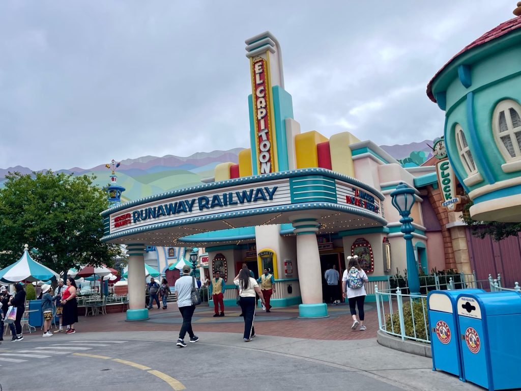 Disneyand-Mickey-Minnies-Runaway-Railway-24 โ WDWINFO.COM Five Ways to Manage the Disneyland Resort in the Rain Disneyand-Mickey-Minnies-Runaway-Railway-24