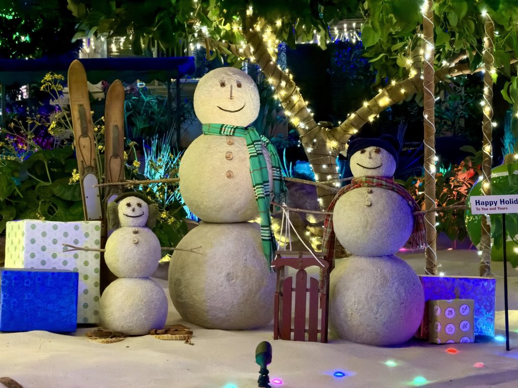 1 snowmen_glimmering greenhouses_living_with_the_land_chloe 8 – WDWINFO.COM Disney World’s Best Christmas Lights are at EPCOT: Glimmering Greenhouses 1 snowmen_glimmering greenhouses_living_with_the_land_chloe 8