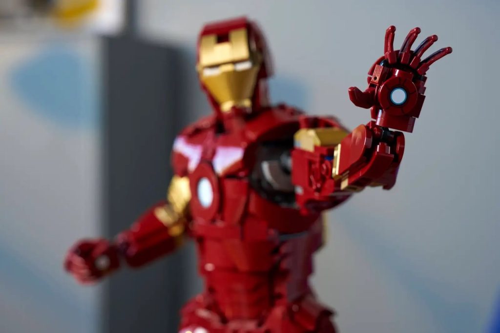 76344_Lifestyle_Build_5_en-gb Large – WDWINFO.COM First Look: New Marvel x LEGO Sets Arriving in Early 2026 76344_Lifestyle_Build_5_en-gb Large