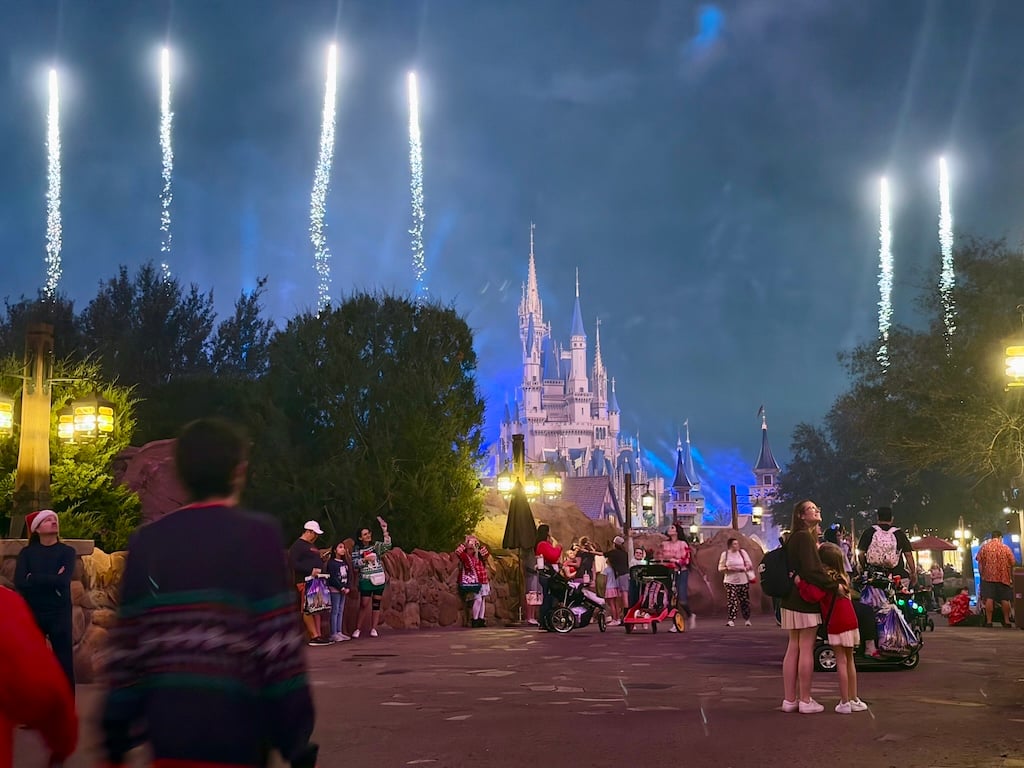 Fantasyland Fireworks 5 โ WDWINFO.COM The Magic Kingdom Fireworks Spot You Need to Know About Fantasyland Fireworks 5