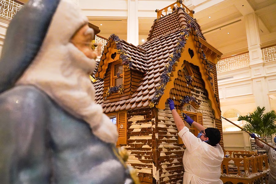 gingerbread display dismantle – WDWINFO.COM What Happens to Disney World’s Gingerbread Displays AFTER Christmas? gingerbread display dismantle