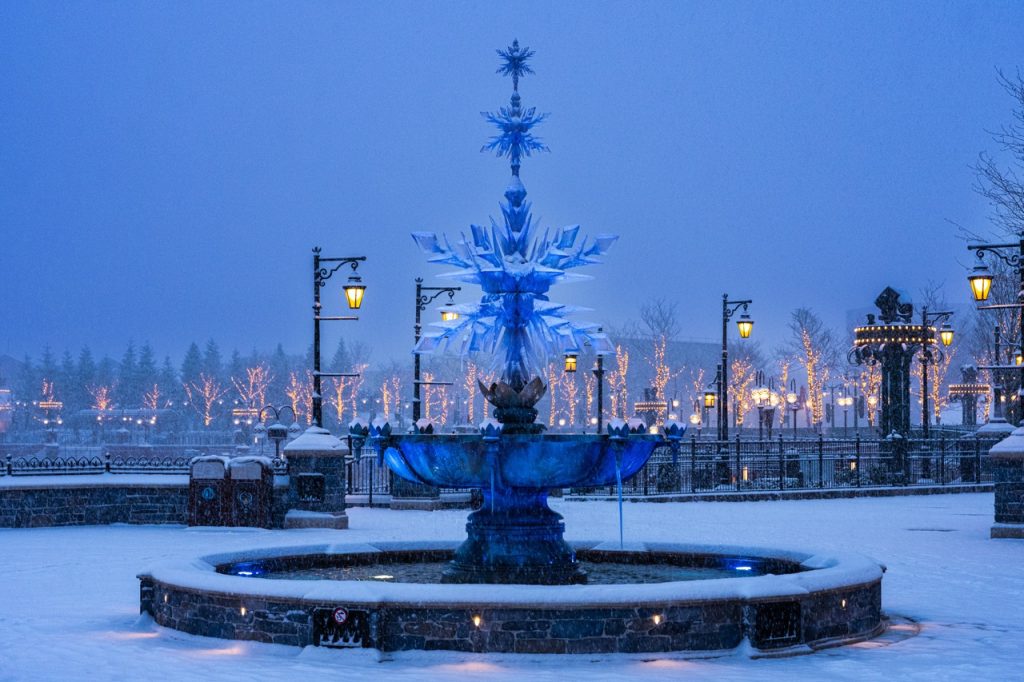 Disneyland paris Frozen Snow2 Large ā WDWINFO.COM The Magic of Snow in Arendelle: A Winter in Disneyland Paris Disneyland paris Frozen Snow2 Large