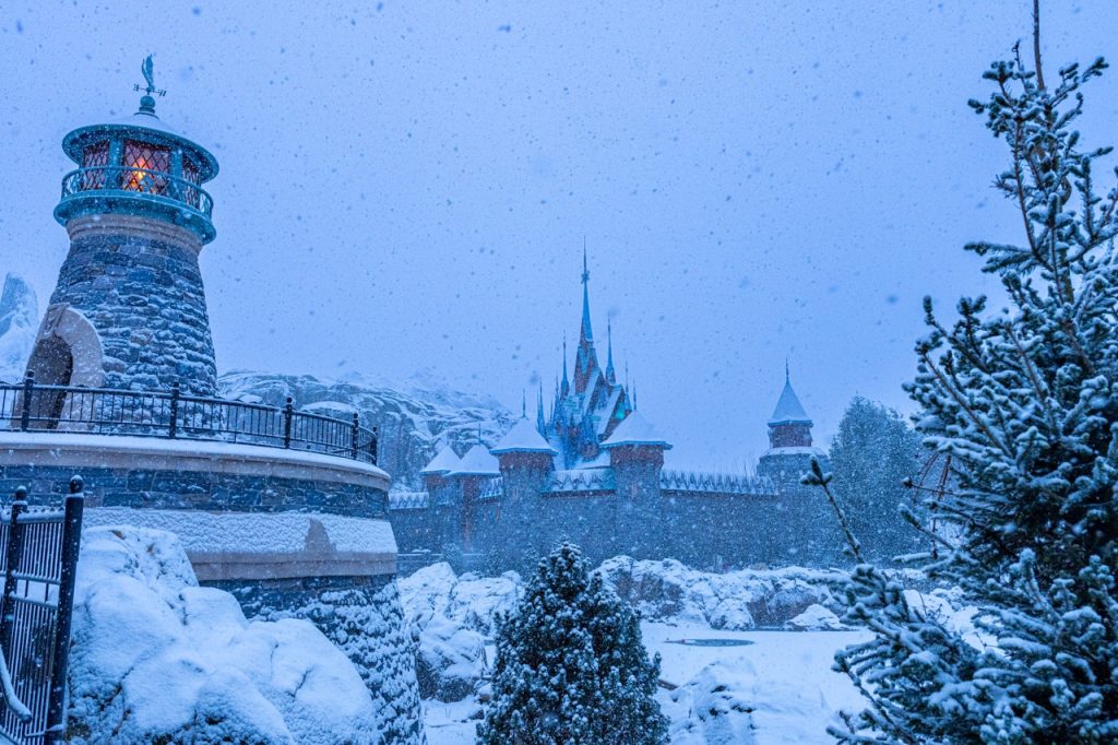 Disneyland paris Frozen Snow3 Large ā WDWINFO.COM The Magic of Snow in Arendelle: A Winter in Disneyland Paris Disneyland paris Frozen Snow3 Large