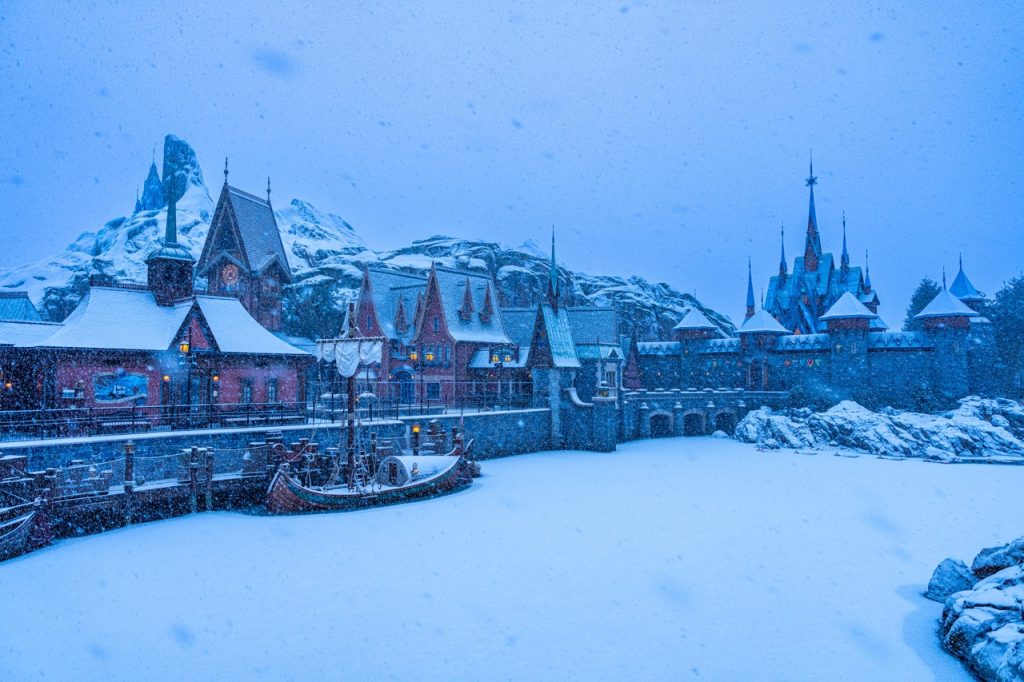 Disneyland paris Frozen Snow4 Large ā WDWINFO.COM The Magic of Snow in Arendelle: A Winter in Disneyland Paris Disneyland paris Frozen Snow4 Large