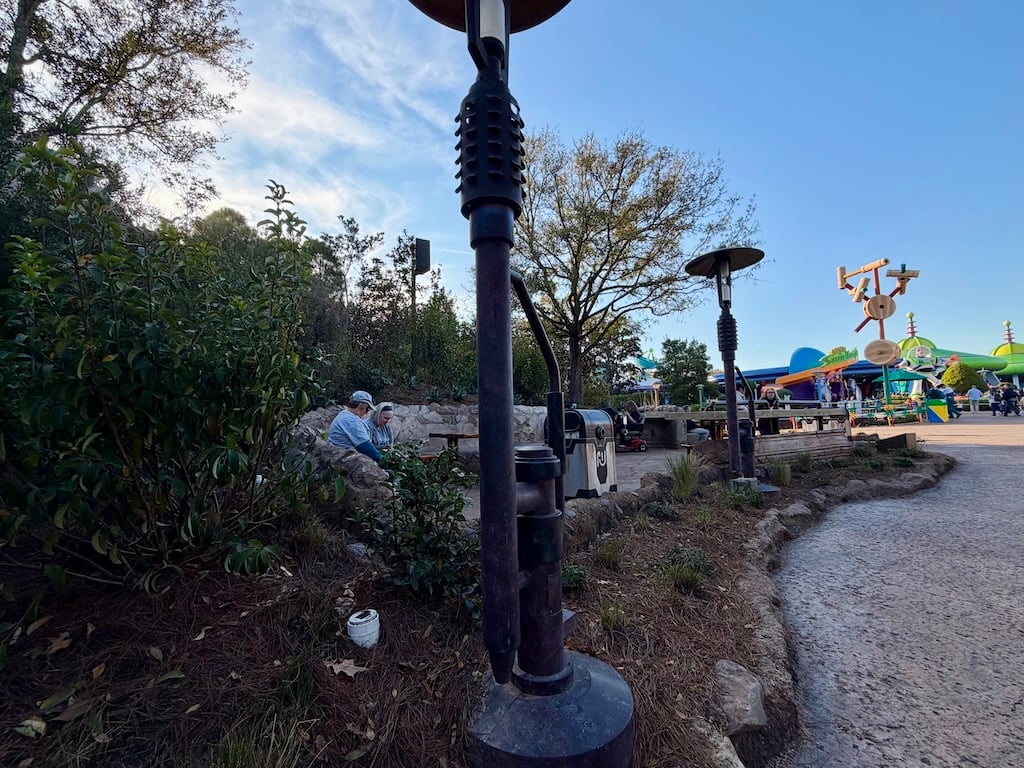Galaxys Edge Seating Area 5 – WDWINFO.COM New Seating Area Opens at Hollywood Studios Galaxys Edge Seating Area 5