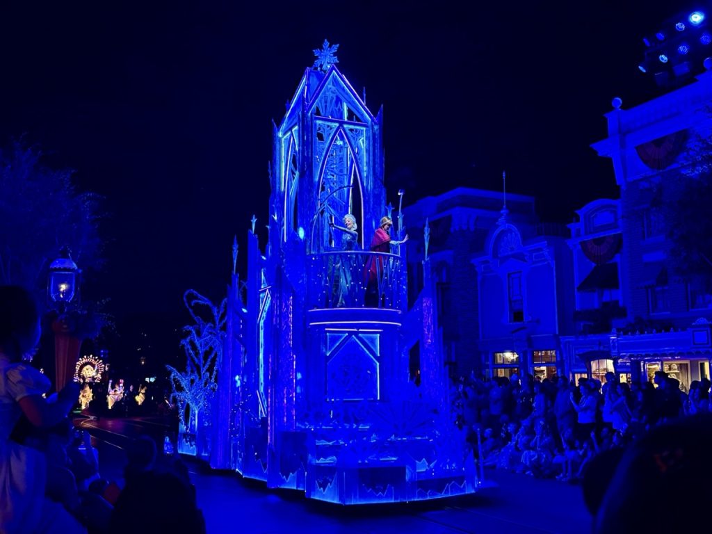 Paint the Night Parade Nighttime Disneyland Zoe Wood 2025 Frozen Anna Elsa Large ā WDWINFO.COM If You Only See One Disney Parade, This Is the One Paint the Night Parade Nighttime Disneyland Zoe Wood 2025 Frozen Anna Elsa Large