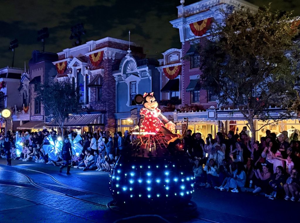 Paint the Night Parade Nighttime Disneyland Zoe Wood 2025 Minnie Large ā WDWINFO.COM If You Only See One Disney Parade, This Is the One Paint the Night Parade Nighttime Disneyland Zoe Wood 2025 Minnie Large