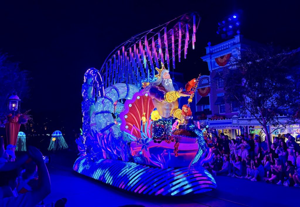 Paint the Night Parade Nighttime Disneyland Zoe Wood 2025 The Little Mermaid Large ā WDWINFO.COM If You Only See One Disney Parade, This Is the One Paint the Night Parade Nighttime Disneyland Zoe Wood 2025 The Little Mermaid Large