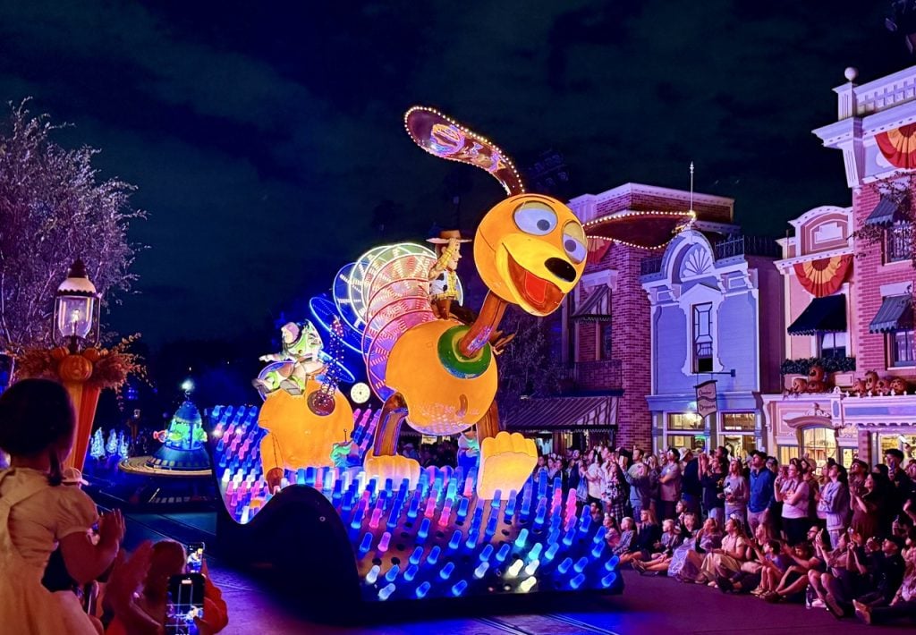 Paint the Night Parade Nighttime Disneyland Zoe Wood 2025 Toy Story Large ā WDWINFO.COM If You Only See One Disney Parade, This Is the One Paint the Night Parade Nighttime Disneyland Zoe Wood 2025 Toy Story Large