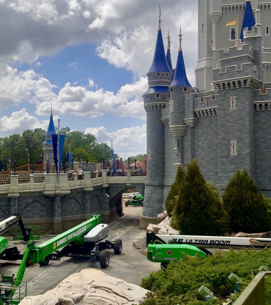 Screenshot – WDWINFO.COM New Paint Update: More Blues & Gold Added to Cinderella Castle Screenshot Screenshot