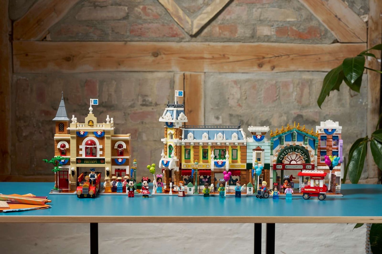 Disneyセット 15 New Disney LEGO Sets for Summer + Main Street USA!
