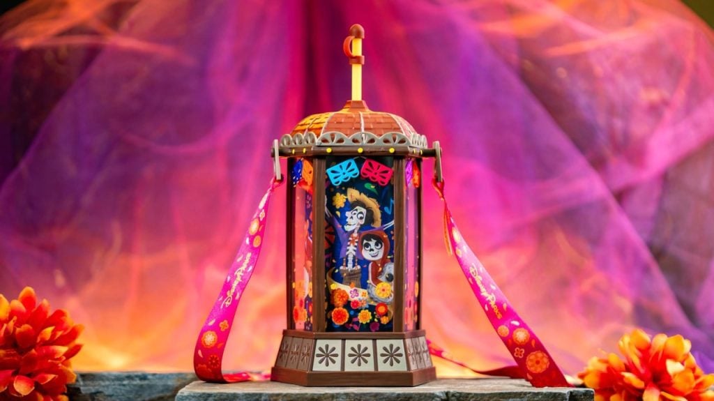 海外ディズニー限定 ドリンクシッパー リメンバーミー ダンテCOCO Disney Reveals the NEW 'Coco' Lantern Sipper in Action