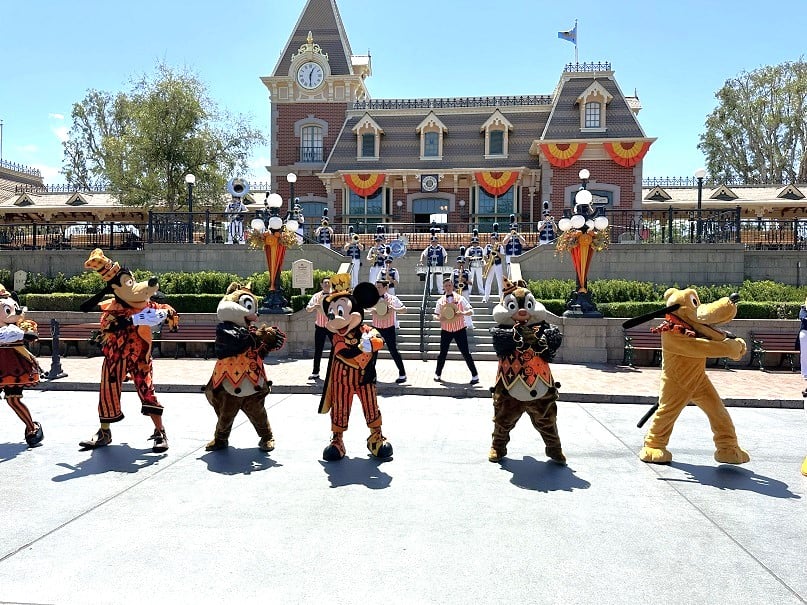 IMG_9110 | WDWINFO.COM Disneyland Halloween 2026: New Entertainment You Need to See IMG_9110 main street band usa