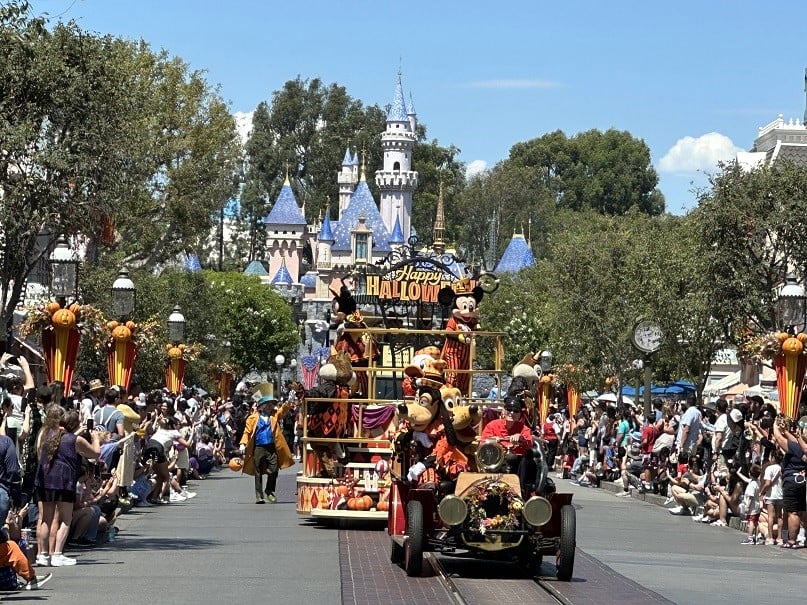 IMG_9155 | WDWINFO.COM Disneyland Halloween 2026: New Entertainment You Need to See IMG_9155 cavalcade