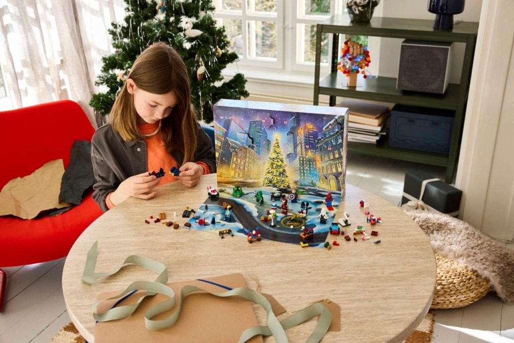 blt91ca18fede88b80f-76340_Lifestyle_Build Large | WDWINFO.COM New Disney x LEGO Advent Calendars to Secure for 2026! blt91ca18fede88b80f-76340_Lifestyle_Build Large