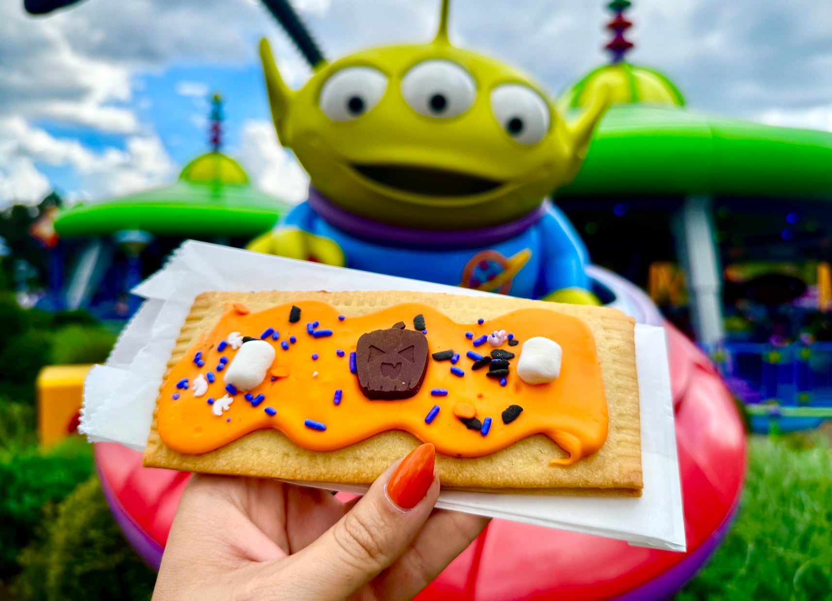 halloween_2026_woodys lunch box_chloe 3 | WDWINFO.COM Disney’s NEW Pumpkin Lunch Box Tart Is a Fall Favorite halloween_2026_woodys lunch box_chloe 3