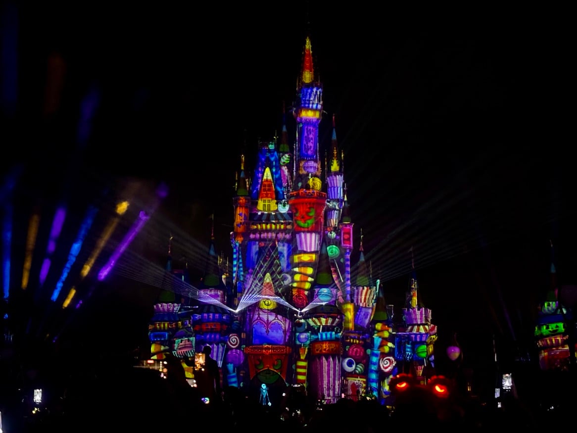 Easy Costumes We Need to See at MNSSHP This Year not-so-spooky-fireworks-2026-mnsshp-chloe 2
