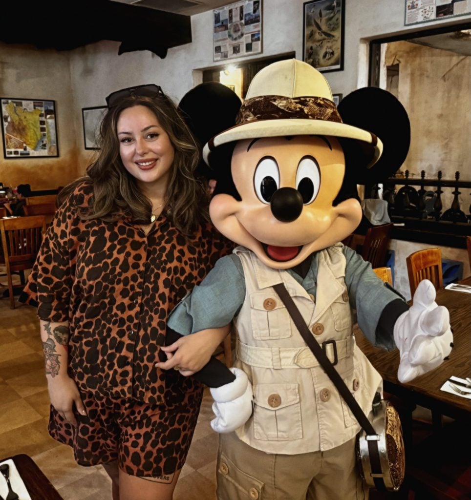 DAK_tusker house restaurant_characters_2026_chloe | WDWINFO.COM Is Tusker House Restaurant Worth It at Disney’s Animal Kingdom? DAK_tusker house restaurant_characters_2026_chloe