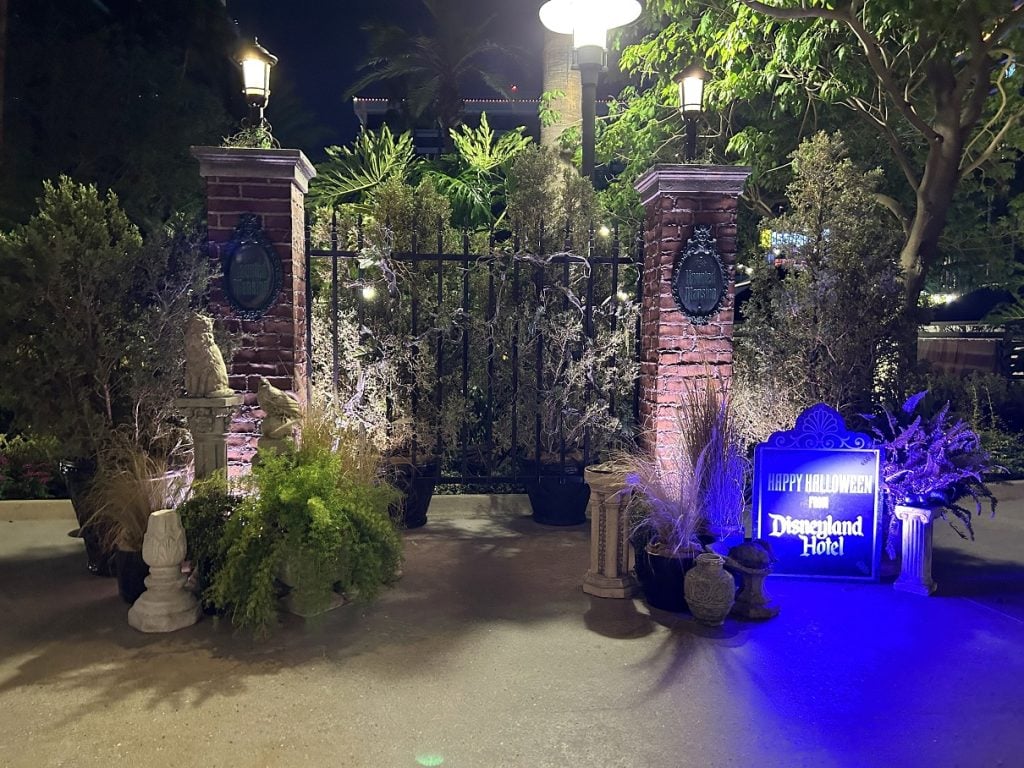 IMG_0210 | WDWINFO.COM Pixar Place and Disneyland Hotels Get New Halloween Decor IMG_0210 haunted mansion at disneyland hotel