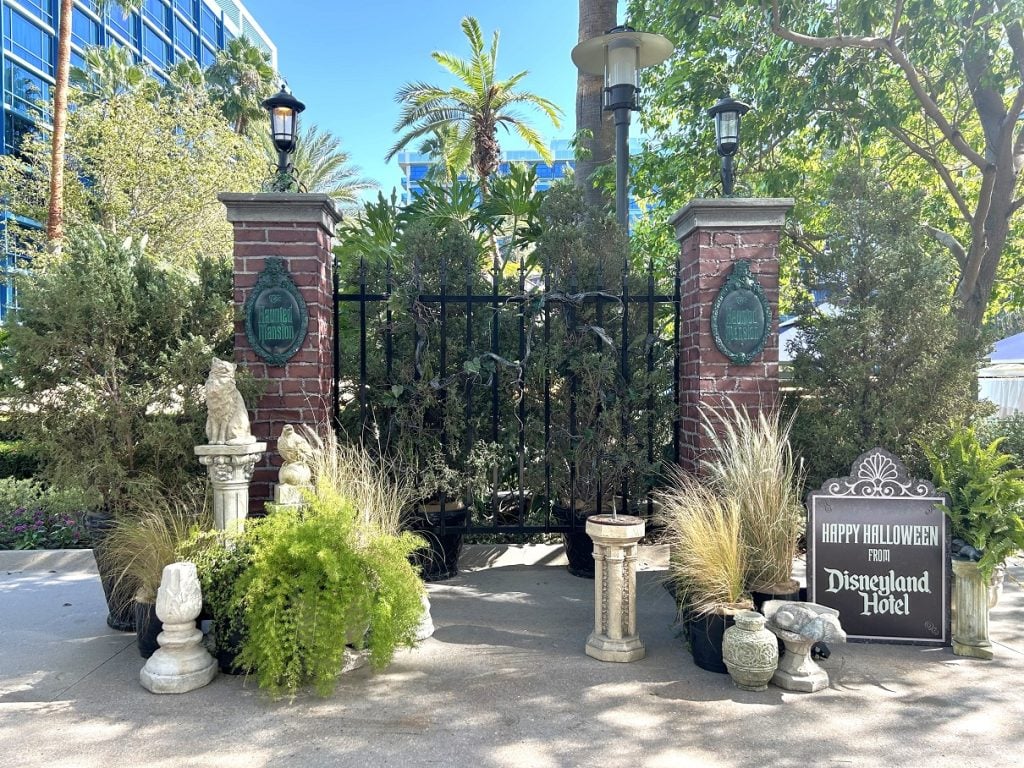 IMG_0246 | WDWINFO.COM Pixar Place and Disneyland Hotels Get New Halloween Decor IMG_0246 haunted mansion at disneyland hotel
