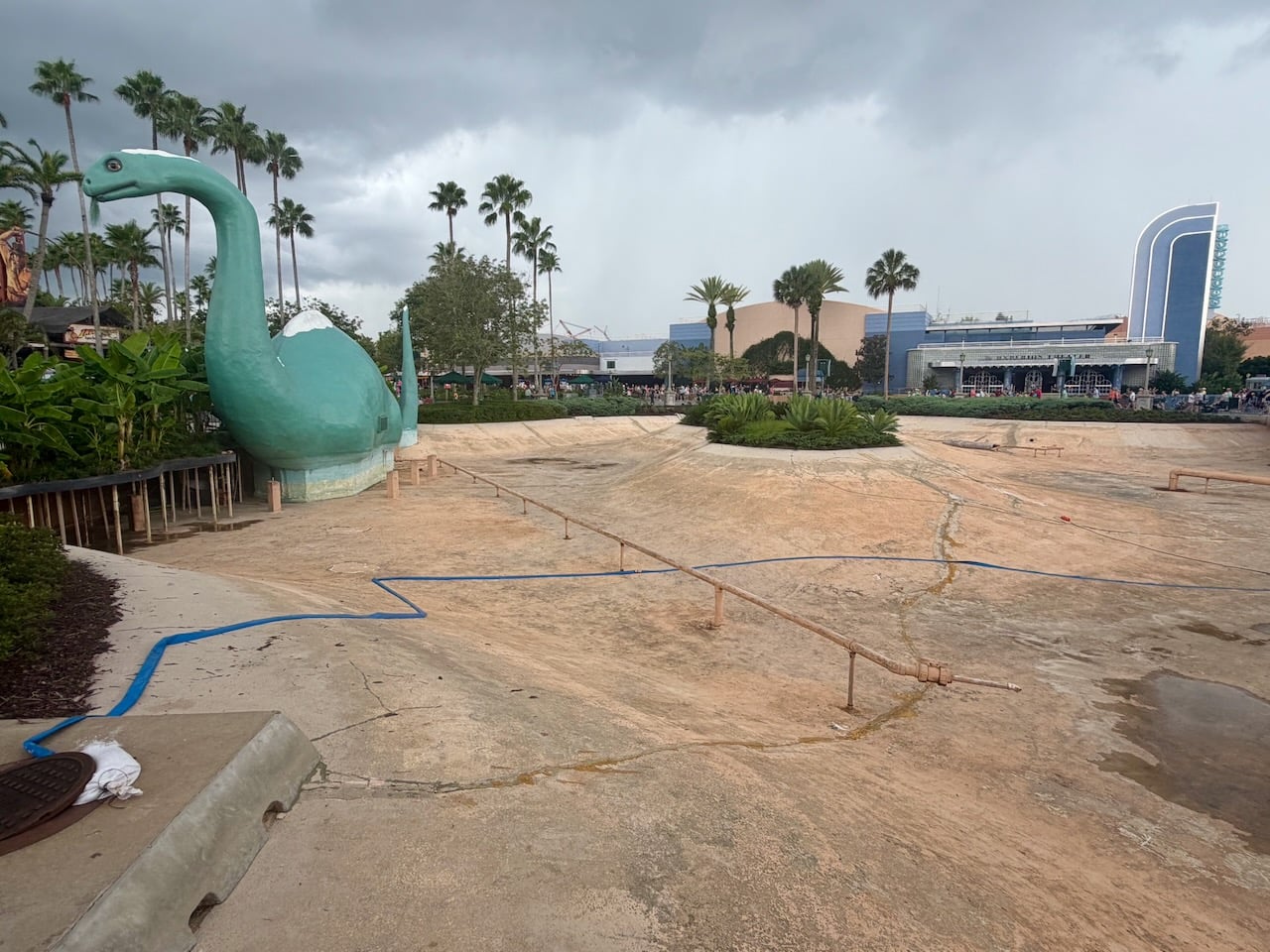 Hollywood Studios Is Looking a Little Rough Around the Edges Right Now dhs empty echo lake tot scaffolding - 1
