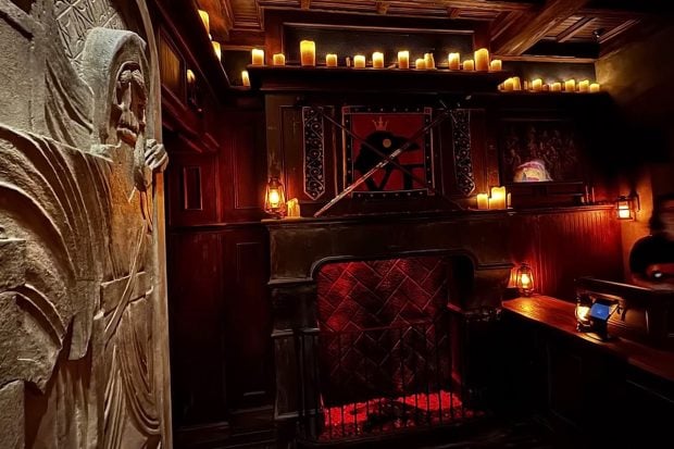 Quick Service Restaurant: Six Ravens in Disney Springs six-ravens-interior-disney-springs---header