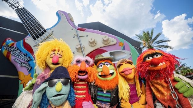 The Muppets Are Giving Rock ‘n’ Roller Coaster a HOLIDAY OVERLAY! rock n roller coaster muppets holidays - 6